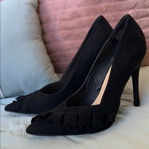 Black pumps